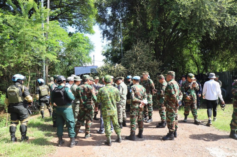 ក្រុមអ្នកសង្កេតការណ៍អន្តរកាល (IOT) អញ្ជើញចុះពិនិត្យទីតាំងជាក់ស្តែង នៅភូមិជោគជ័យ និងភូមិព្រៃចាន់ ឃុំអូរបីជាន់ ស្រុកអូរជ្រៅ ខេត្តបន្ទាយមានជ័យ ដើម្បីសង្កេតការណ៍ ផ្ទៀងផ្ទាត់ និងរាយការណ៍ នៅស្ថានភាពព្រំដែន ក្រោយបទឈប់បាញ់ចូលជាធរមាន