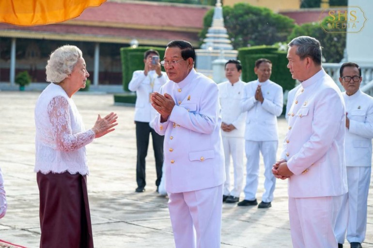 សម្ដេច​តេជោ ហ៊ុន សែន អញ្ជើញ​ ​ក្នុង​ព្រះរាជ​ពិធី​បួងសួង​ចម្រើន​សេចក្តីសុខ​ជូន​ព្រះរាជាណាចក្រ​កម្ពុជា នៅ​ព្រះបរមរាជវាំង​