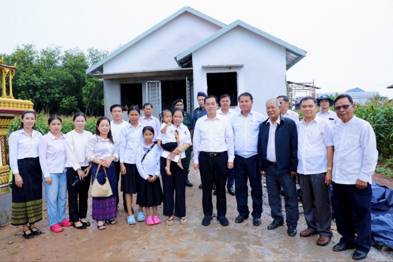 ឯកឧត្តម អ៊ុន ចាន់​ដា អញ្ជើញ​ចូលរួម​ពិធីបុណ្យ​ខួប ១០០​ថ្ងៃ របស់​វីរ​កងទ័ព សៀង សាត និង​ចុះ​ពិនិត្យ​វឌ្ឍនភាព​ការងារ​សាងសង់​ផ្ទះ ជូន​គ្រួសា​វីរ​យុទ្ធជន អំណោយ​ដ៏​ថ្លៃថ្លា​របស់​លោកជំទាវ​បណ្ឌិត ពេជ្រ ច័ន្ទ​មុន្នី ហ៊ុន ម៉ា​ណែ​ត ស្ថិតនៅ​ស្រុក​ចំការលើ​