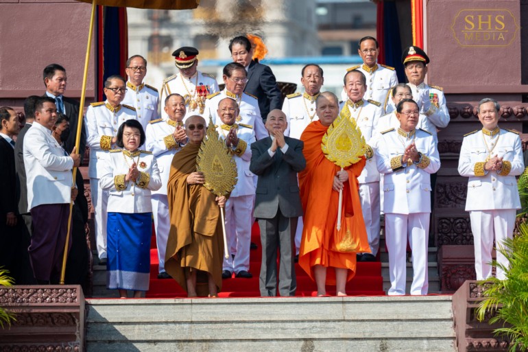 សម្ដេច​តេជោ ហ៊ុន សែន អញ្ជើញ​ដង្ហែ​ព្រះមហាក្សត្រ ក្នុង​ខួប​អនុស្សាវរីយ៍​៧២​ឆ្នាំ នៃ​ទិវា​បុណ្យ​ឯករាជ្យ​ជាតិ ៩​វិច្ឆិកា