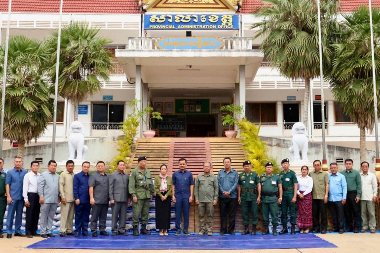 ឯកឧត្តម​អភិ​សន្តិ​បណ្ឌិត ស សុខា និង​លោកជំទាវ ប្រគល់​អំណោយ​ជូន​រដ្ឋបាលខេត្ត ស្នងការដ្ឋាន​ខេត្ត និង​គណៈ​បញ្ជាការ​សម​រ​ភូមិ​ប្រចាំ​ទិស​ភូមិភាគ​ទី​៣ ទី​៤ និង​ទី​៥