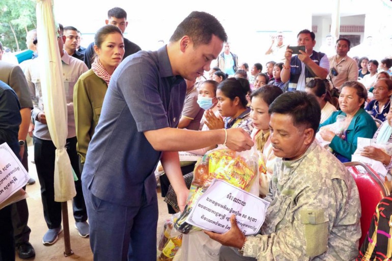 ​ឯកឧត្តម​អភិ​សន្តិ​បណ្ឌិត ស សុខា និង​លោកជំទាវ អញ្ជើញ​ជួប​សំណេះសំណាល និង​ប្រគល់​អំណោយ​ជូន​ជនភៀសសឹក នៅ​ខេត្ត​បន្ទាយមានជ័យ​