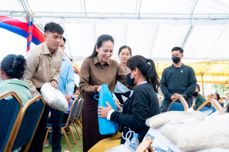 លោកជំទាវ​បណ្ឌិត ពេ​ជ ចន្ទ​មុន្នី ហ៊ុន​ម៉ា​ណែ​ត បាន​អញ្ជើញ​ជា​អធិបតី​ក្នុង​ពិធី​សំណេះសំណាល សួរសុខទុក្ខ និង​ចែក​អំណោយ​ជូន​គ្រួសារ​វីរ​កងទ័ព​ជួរមុខ​
