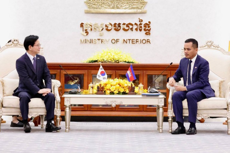 ឯកឧត្តម​អភិ​សន្តិ​បណ្ឌិត ស សុខា និង​ឯកអគ្គរដ្ឋទូត​ថ្មី​កូរ៉េ សម្លឹង​ឃើញ​ភាពចាំបាច់​នៃ​ការពង្រឹង​ចំណេះ​ជំនាញ​កម្លាំង​អនុវត្ត​ច្បាប់ និង​ផ្លាស់ប្តូរ​ទស្សនកិច្ច​!