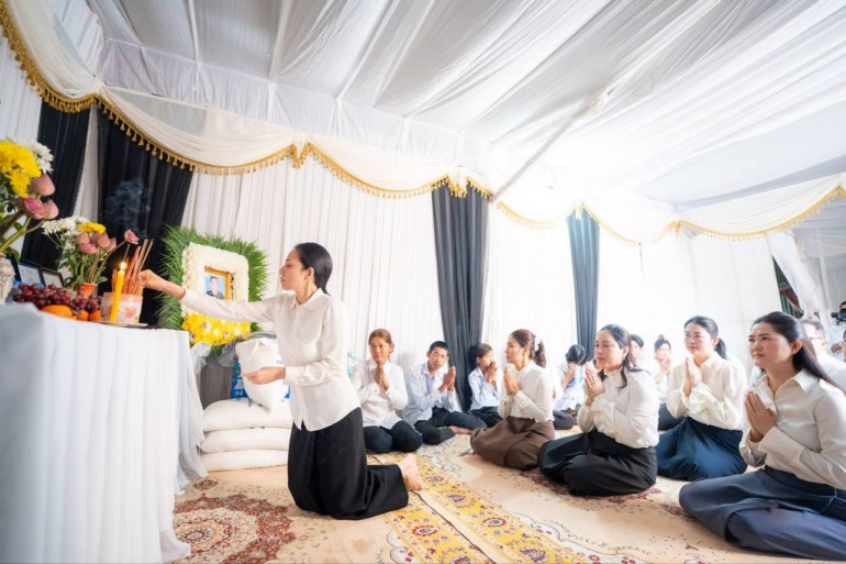 លោកជំទាវ​បណ្ឌិត ពេ​ជ ចន្ទ​មុន្នី ហ៊ុន​ម៉ា​ណែ​ត អញ្ជើញ​ផ្តល់​កិត្តិយស​ដ៏​ខ្ពង់ខ្ពស់​បំផុត ចូលរួម​គោរព​វិញ្ញាណក្ខន្ធ​របស់​វីរ​កងទ័ព និង​វីរ​នគរបាលជាតិ​ពលី​