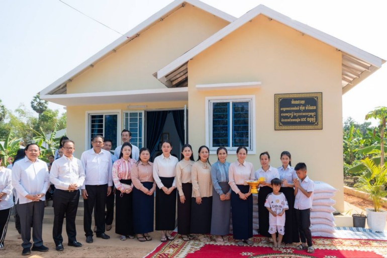 លោកជំទាវ​បណ្ឌិត ពេ​ជ ចន្ទ​មុន្នី ហ៊ុន​ម៉ា​ណែ​ត អញ្ជើញ​ប្រគល់​ផ្ទះ​ថ្មី ចំនួន ៤​ខ្នង ជូន​ក្រុមគ្រួសារ​របស់​វីរ​កងទ័ព​ពលី​