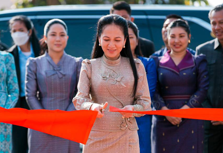 លោកជំទាវ​បណ្ឌិត ពេ​ជ ចន្ទ​មុន្នី ហ៊ុន​ម៉ា​ណែ​ត អញ្ជើញ​ជា​អធិបតី​ដ៏​ខ្ពង់ខ្ពស់​ចូលរួម​សម្ពោធ​អគារសិក្សា​ថ្មី​របស់​វិទ្យាល័យ​អប់រំ​ពិសេស ក្រុង​តាខ្មៅ​