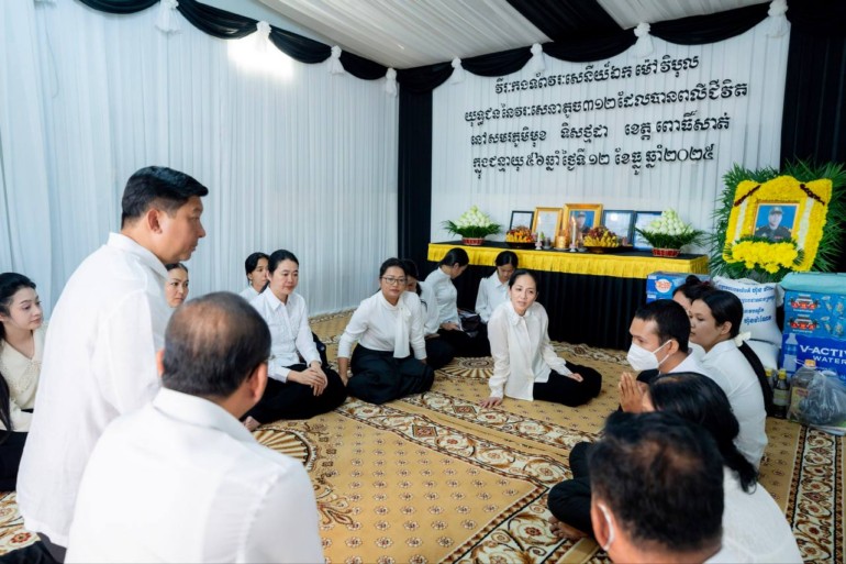 លោកជំទាវ​បណ្ឌិត ពេ​ជ ចន្ទ​មុន្នី ហ៊ុន​ម៉ា​ណែ​ត អញ្ជើញ​ចូលរួម​គោរព​វិញ្ញាណក្ខន្ធ​វីរ​យុទ្ធជន​ពលី​