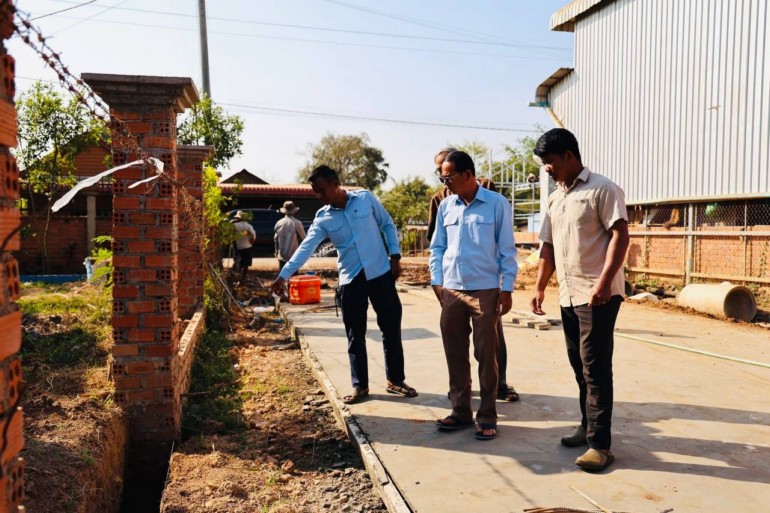 អភិបាល​ស្រុក​ស្ទោង ជំរុញ​អាជ្ញាធរ​ឃុំ​កំពង់ចិនត្បូង ឲ្យធ្វើ​ប្រព័ន្ធ​លូបង្ហូរទឹកអ​ម​សងខាង​ផ្លូវ​បេតុង​ថ្មី ដើម្បី​រក្សា​គុណភាព និង​សុវត្ថិភាព​