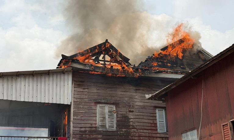 អគ្គិភ័យ​ឆាបឆេះ​ផ្ទះ​ពលរដ្ឋ​មួយ​ខ្នង នៅសូទ្រនិគម​ មូលហេតុ​ឆ្លង​ចរន្ត​អគ្គិសនី​