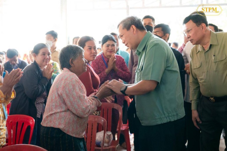 សម្តេច​មហា​បវរ​ធិបតី ហ៊ុន ម៉ា​ណែ​ត ​ជួប​សំណេះសំណាល​សាកសួរ​សុខទុក្ខ​បងប្អូន​ប្រជាពលរដ្ឋ​ភៀ​សសឹកក្នុង​ខេត្ត​ព្រះវិហា​រ