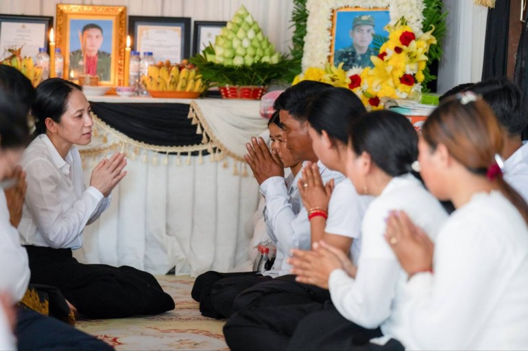 លោកជំទាវ​បណ្ឌិត ពេ​ជ ចន្ទ​មុន្នី ហ៊ុន​ម៉ា​ណែ​ត អញ្ជើញ​ផ្តល់​កិត្តិយស​ដ៏​ខ្ពង់ខ្ពស់​បំផុត ចូលរួម​គោរព​វិញ្ញាណក្ខន្ធ​របស់​វីរ​យុទ្ធជន​ពលី នៅ​ខេត្ត​រតនគិរី​