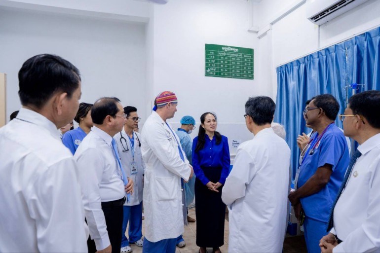 លោកជំទាវ​បណ្ឌិត ពេ​ជ ចន្ទ​មុន្នី ហ៊ុន​ម៉ា​ណែ​ត អញ្ជើញ​ពិនិត្យ​វឌ្ឍនភាព​គម្រោង​វះកាត់​បេះដូង​កុមារ នៅ​មន្ទីរពេទ្យ​កុមារ​ជាតិ​