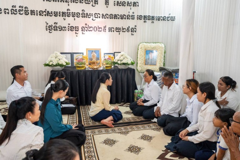 ​លោកជំទាវ​បណ្ឌិត ពេ​ជ ចន្ទ​មុន្នី ហ៊ុន​ម៉ា​ណែ​ត អញ្ជើញ​គោរព​វិញ្ញាណក្ខន្ធ​វីរ​យុទ្ធជន​ដែល​បាន​ពលី​ក្នុង​សមរភូមិ​ការពារ​បូរណភាព​ទឹកដី​នា​ខេត្តសៀមរាប​