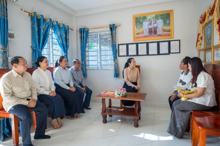 លោកជំទាវ​បណ្ឌិត ពេ​ជ ចន្ទ​មុន្នី ហ៊ុន​ម៉ា​ណែ​ត អញ្ជើញ​ជា​វត្តមាន​ដ៏​ខ្ពង់ខ្ពស់ ប្រគល់​ផ្ទះ​ថ្មី ជូន​ក្រុមគ្រួសារ​របស់​វីរ​កងទ័ព​ពលី ដែល​រស់នៅ​ក្នុង​មូលដ្ឋាន​ខេត្ត​កំពង់ឆ្នាំង