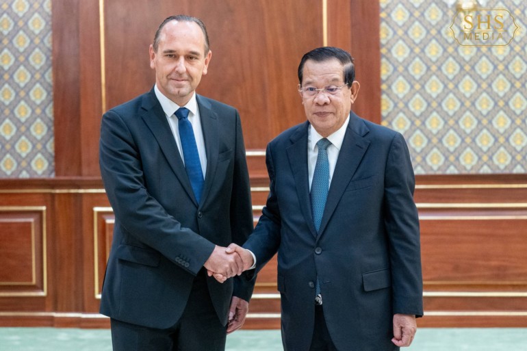 សម្តេច​តេជោ ហ៊ុន សែន អនុញ្ញាត​ឱ្យ ឯកឧត្តម អេ​ឡិច​សិន​ដឺ មី​ខូវ​ស៊ិន (Alexander Micovčin) ឯកអគ្គរដ្ឋទូត​ថ្មី​នៃ​សាធារណរដ្ឋ​ស្លូ​វ៉ាគី ប្រចាំ​នៅ​កម្ពុជា ចូលជួប និង​ប្រគល់​សារតាំង